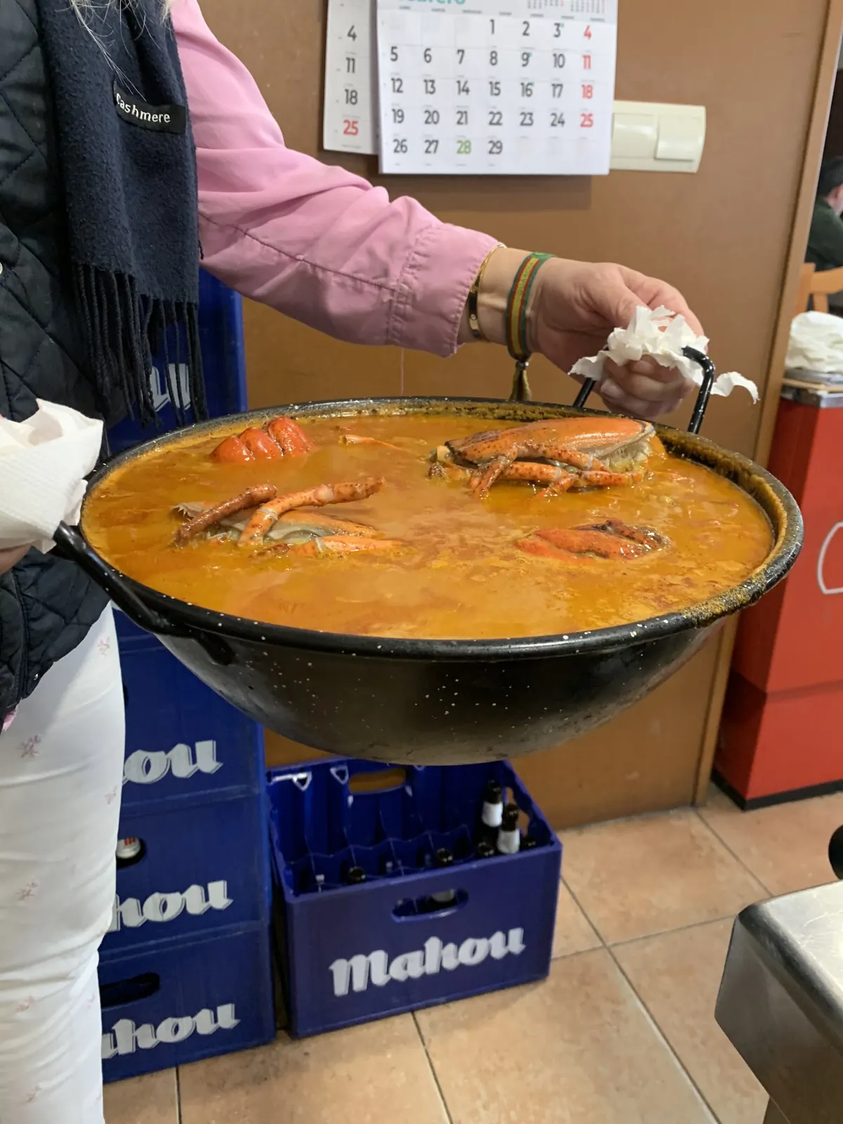 Paellera de arroz caldoso con bogavante recién salida de la cocina