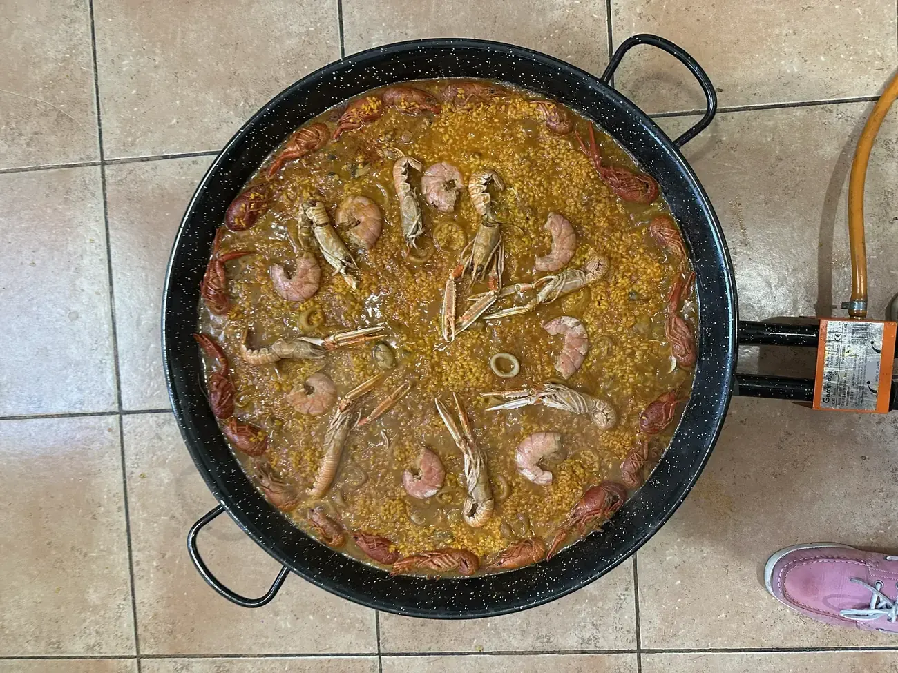 Paellera de arroz con gambas y cigalas