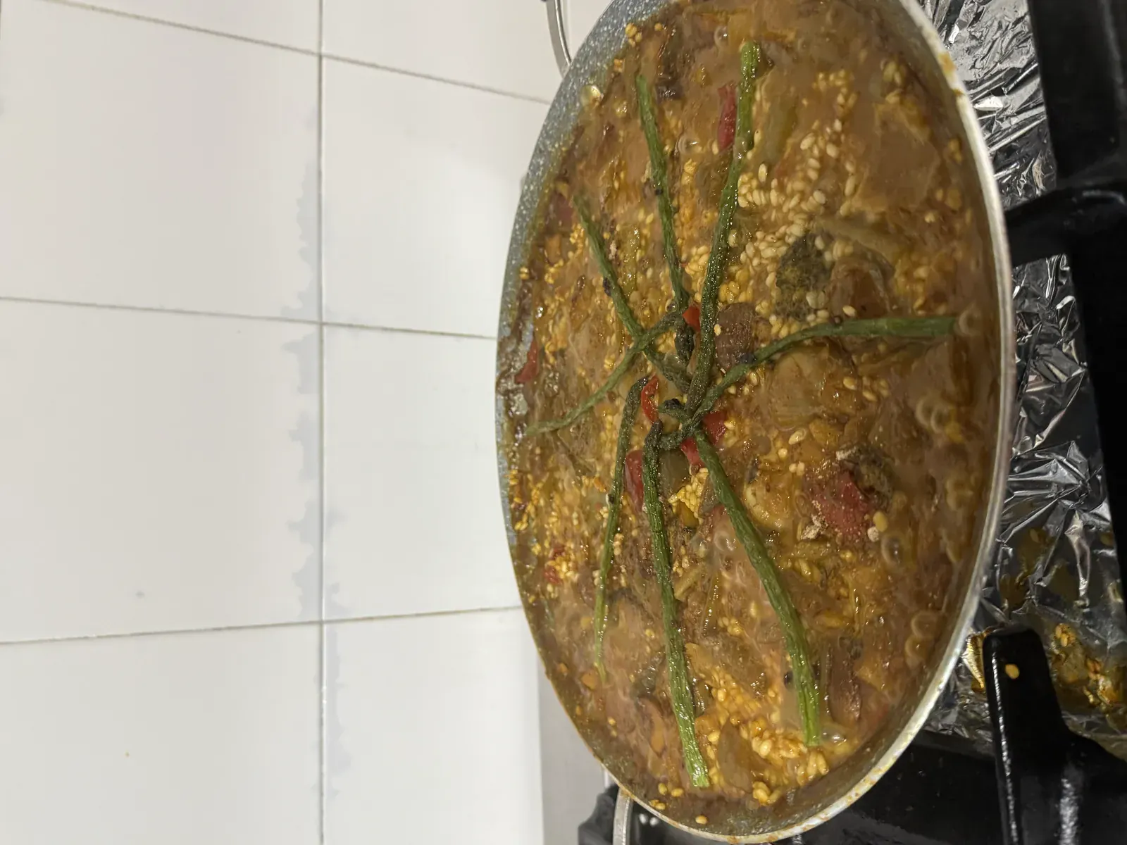 Arroz con liebre y conejo en paellera