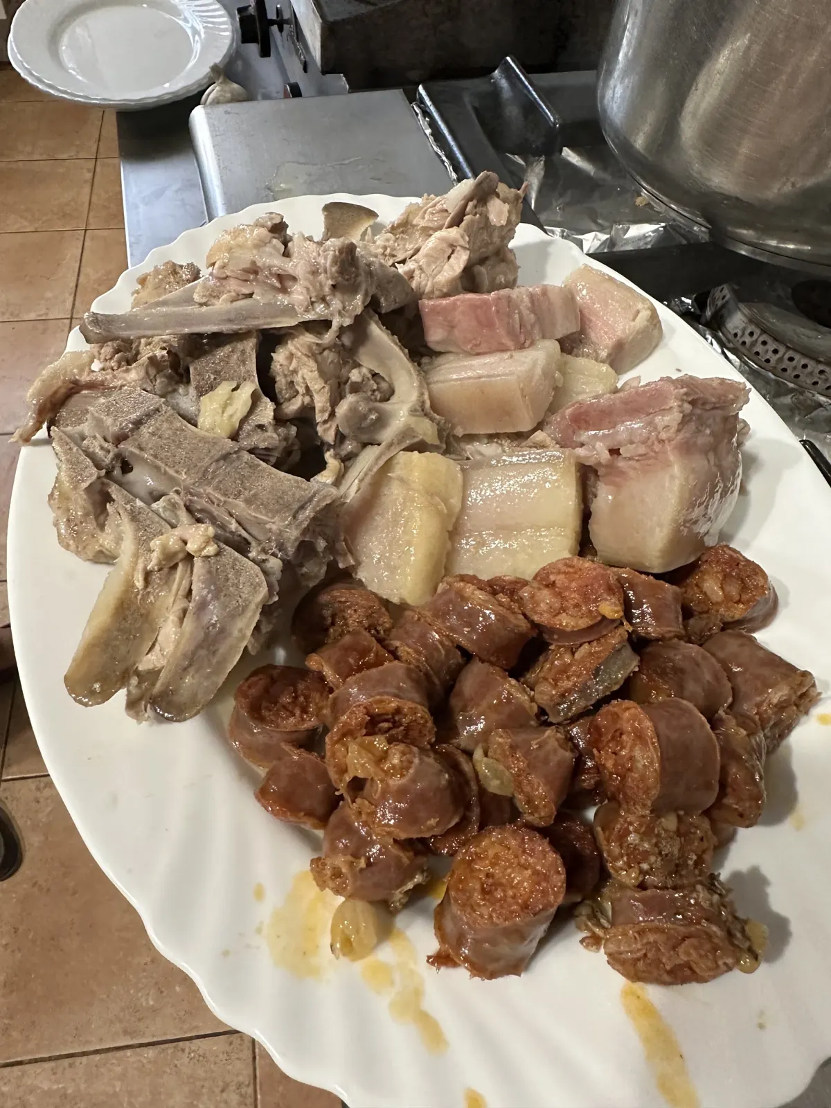 Fuente de carnes del cocido: morcillo, tocino, chorizo y morcilla