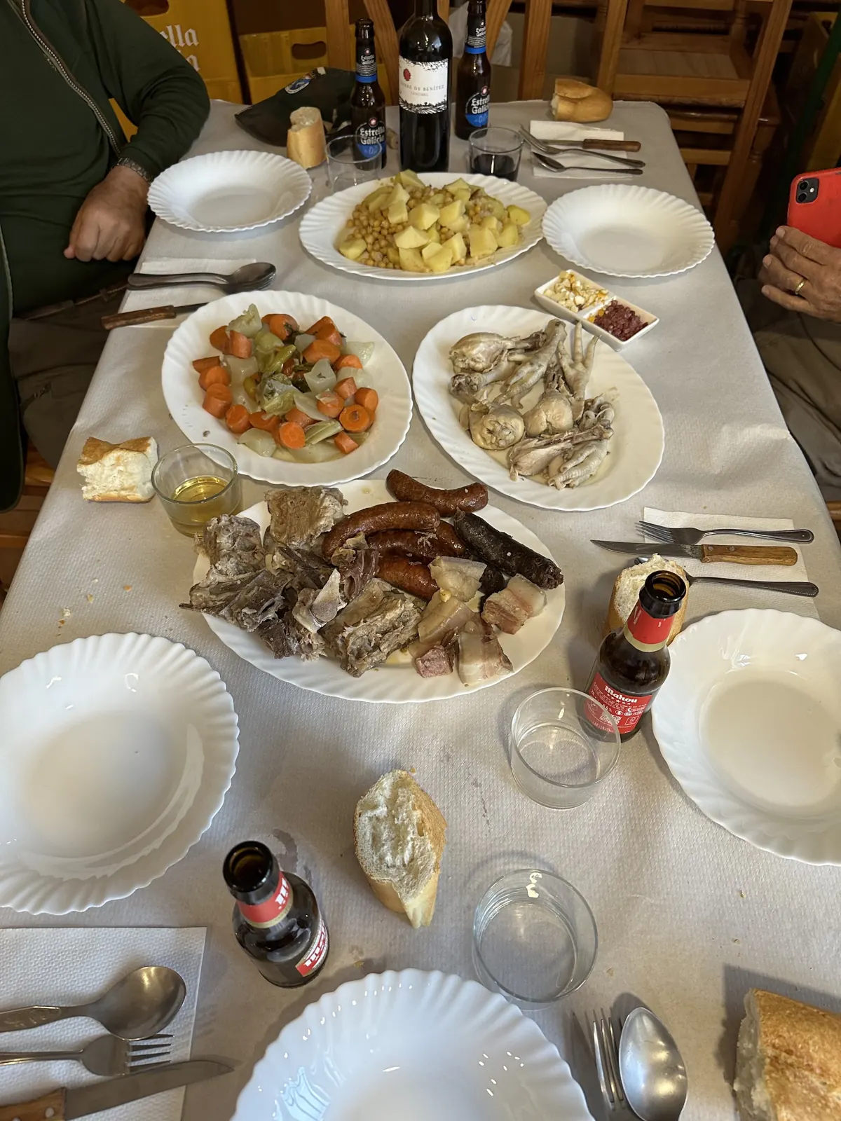 Garbanzos, verduras y carnes del cocido repartidos por la mesa