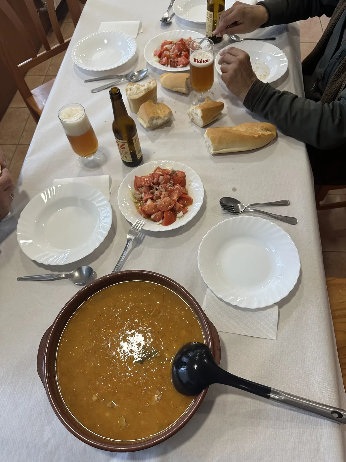 Cazuela de sopa del cocido en el centro de la mesa