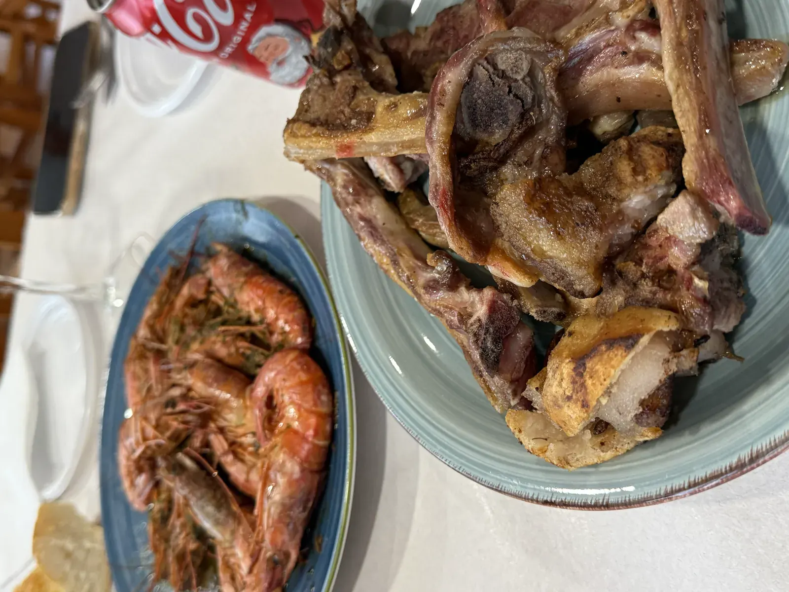 Gambones y carnes a la brasa en la mesa
