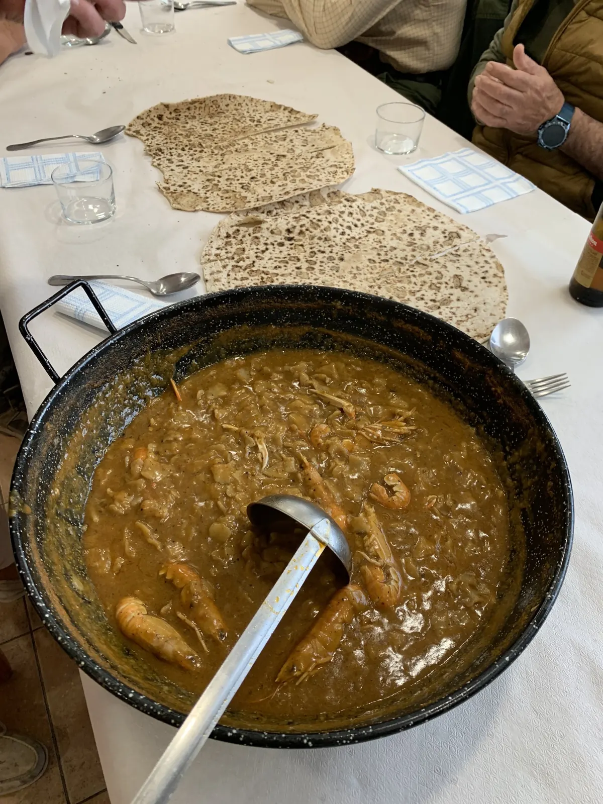 Gazpacho de marisco en paellera junto a las tortas de gazpacho