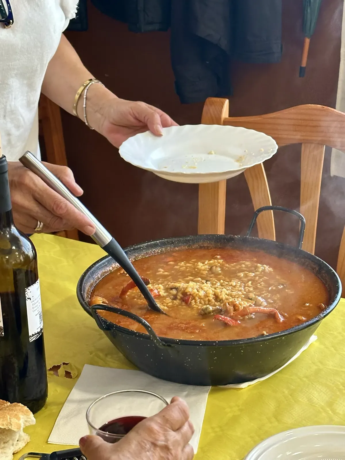 Sirviendo un plato en la mesa